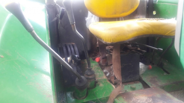 ขายรถไถ จอหน์เดียร์ 5615สองเพลา เครื่องเกียร์ดี ยางพร้อมใช้งาน เอกสารเล่มทะเบียน สนใจโทรสอบถาม 093-0764943  088-3223272  K ตั้ม