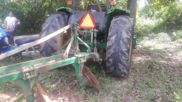 ขายรถไถ จอหน์เดียร์ 5615สองเพลา เครื่องเกียร์ดี ยางพร้อมใช้งาน เอกสารเล่มทะเบียน สนใจโทรสอบถาม 093-0764943  088-3223272  K ตั้ม