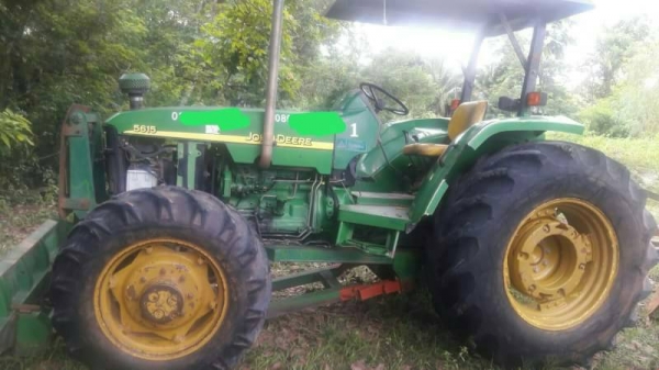 ขายรถไถ จอหน์เดียร์ 5615สองเพลา เครื่องเกียร์ดี ยางพร้อมใช้งาน เอกสารเล่มทะเบียน สนใจโทรสอบถาม 093-0764943  088-3223272  K ตั้ม