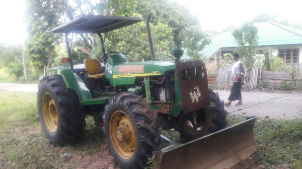 ขายรถไถ จอหน์เดียร์ 5615สองเพลา เครื่องเกียร์ดี ยางพร้อมใช้งาน เอกสารเล่มทะเบียน สนใจโทรสอบถาม 093-0764943  088-3223272  K ตั้ม