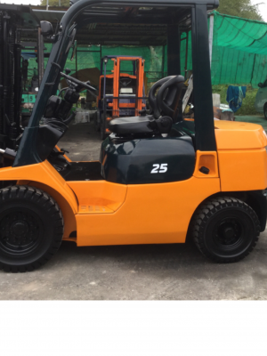 ขาย โฟรคลิฟท์ โตโยต้า รุ่น 7 ดีเซล 2.5 ตัน เสาทูฟรี 6 เมตร