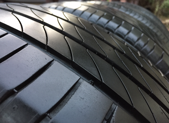 ยาง Michelin 215 60 16 ปลายปี15 ดอกเต็ม ไม่มีปะ ราคาไม่แพงขอบคุณ