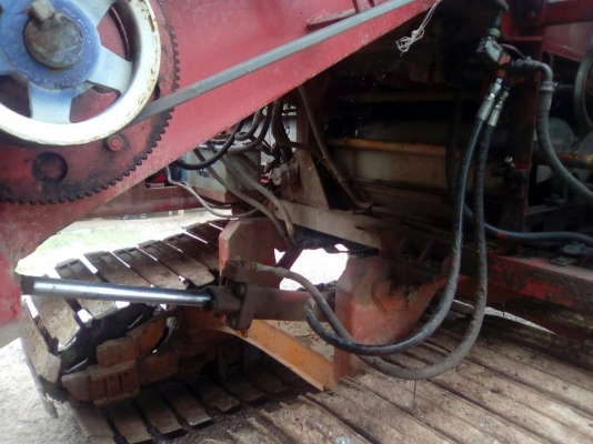 ขายรถเกี่ยวข้าวศักดิ์พัฒนา KM49 เครื่องJO8C250โบว์ ช่วงล่าง12ลูเลอร์9ลูก ปั๊ม23สภาพพร้อมใช้งาน