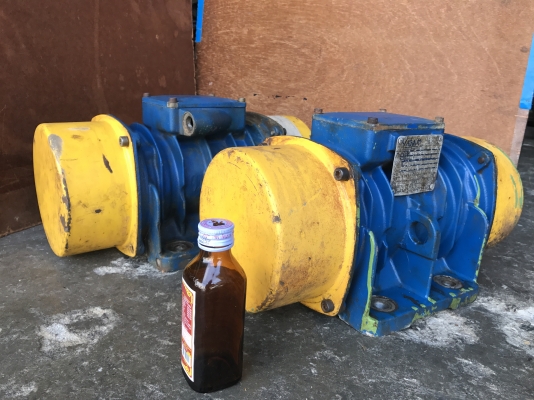 ขายมอเตอร์สั่น-เขย่า Visam made in Italy ขนาด 3/4HP. (0.55Kw.) 380V สภาพสวยเดิมๆ วิ่งนิ่มสั่นแรง พร้อมใช้งาน มี 2ตัวครับ