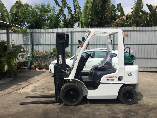 ขายครับ Nissan รุ่นใหม่ 2.5 ตัน 3 เมตร รถพร้อมใช้งาน เครื่องยนต์ เบนซิน ติดแก๊สเรียบร้อย ชั่วโมง 8,xxx เกียร์ออโต้ ระบบครบถ้วน ขาย 240,000 บาท 094-426-7888 จะเด็ด