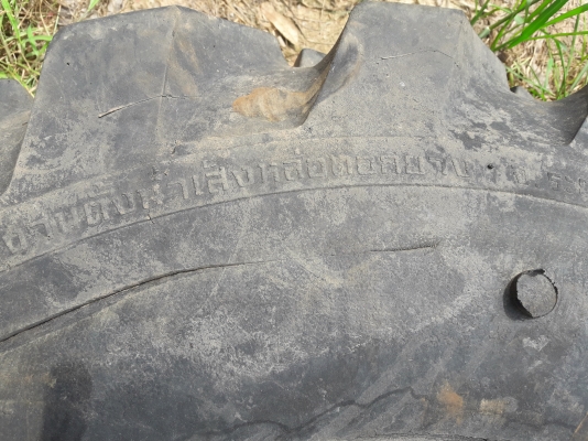 ขายยางอัดดอกรถตัก 16.9-24 ดอกเต็มๆ ขายยางอัดดอกรถตัก 16.9-24 ดอกเต็มๆ