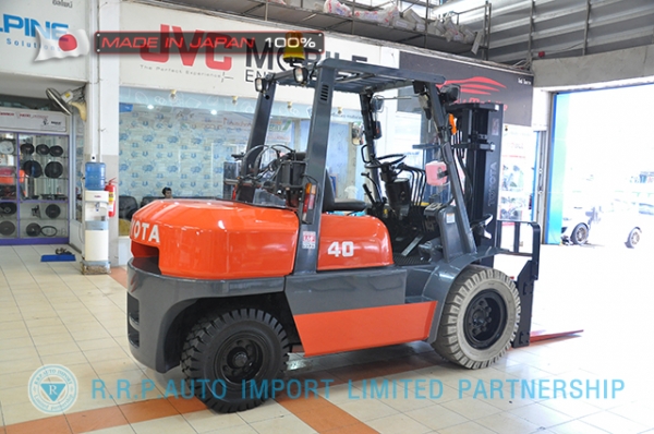 ขายรถโฟล์คลิฟท์มือสอง TOYOTA รุ่น 6FG40-10067 นำเข้าจากประเทศญี่ปุ่น 100\% ไม่เคยใช้งานในไทย