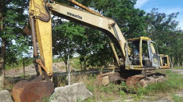 KOMATSU PC 200-6 ไฟฟ้าตัด เครื่องKOMATSU เอกสารอินวอยซ์ ขายตามสภาพ