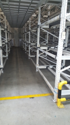 ขายชั้นวางของสูง 8 เมตรยาวช่องละ 2.50 เมตรยาว 5 ช่องสูง8 ช่องมี 31 แถวโลละ 20 บาท