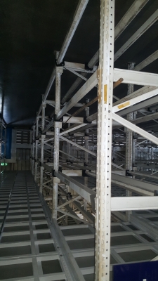 ขายชั้นวางของสูง 8 เมตรยาวช่องละ 2.50 เมตรยาว 5 ช่องสูง8 ช่องมี 31 แถวโลละ 20 บาท