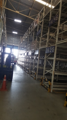 ขายชั้นวางของสูง 8 เมตรยาวช่องละ 2.50 เมตรยาว 5 ช่องสูง8 ช่องมี 31 แถวโลละ 20 บาท