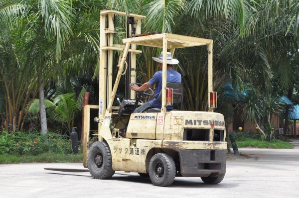 ขายFORKLIFT MITSUBISHI FD15ดีเซล สุดสวย(1.5ตัน) เสาสูง4เมตร สวยเดิมจากญี่ปุ่น ยังไม่เคยใช้ในไทย 150,000เท่านั้น!!