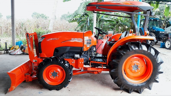 KUBOTA  L 4708 SP (4WD)  2 เพลา   สภาพใหม่สวยๆ   ชั่วโมงใช้   งานน้อย  สีเดิมทั้งคัน  พร้อมชุดใบมีดดันหน้า  และผานบุุกเบิก