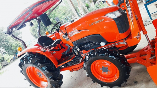 KUBOTA  L 4708 SP (4WD)  2 เพลา   สภาพใหม่สวยๆ   ชั่วโมงใช้   งานน้อย  สีเดิมทั้งคัน  พร้อมชุดใบมีดดันหน้า  และผานบุุกเบิก