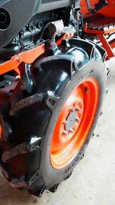 KUBOTA  L 4708 SP (4WD)  2 เพลา   สภาพใหม่สวยๆ   ชั่วโมงใช้   งานน้อย  สีเดิมทั้งคัน  พร้อมชุดใบมีดดันหน้า  และผานบุุกเบิก