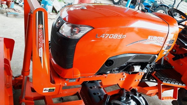 KUBOTA  L 4708 SP (4WD)  2 เพลา   สภาพใหม่สวยๆ   ชั่วโมงใช้   งานน้อย  สีเดิมทั้งคัน  พร้อมชุดใบมีดดันหน้า  และผานบุุกเบิก