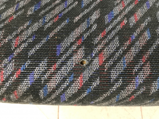 เบาะมิตซู FTO เก่ายุ่นรางครบสภาพสวยเเน่นๆไม่มียุบเเต่มีรอยบุหรี่1จุด