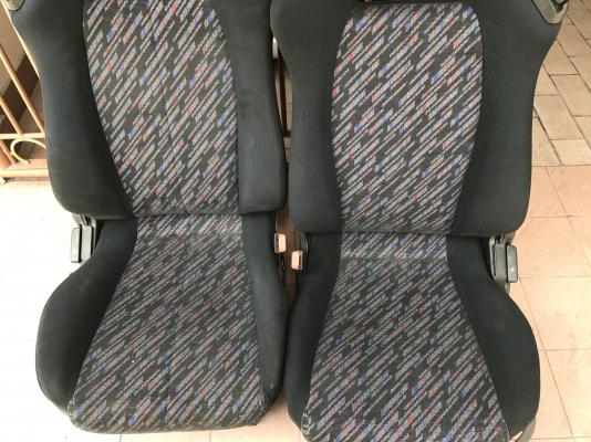 เบาะมิตซู FTO เก่ายุ่นรางครบสภาพสวยเเน่นๆไม่มียุบเเต่มีรอยบุหรี่1จุด