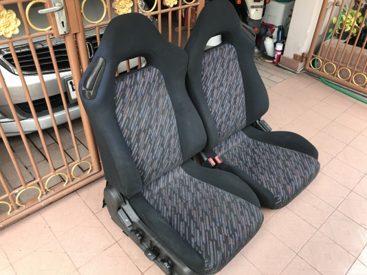 เบาะมิตซู FTO เก่ายุ่นรางครบสภาพสวยเเน่นๆไม่มียุบเเต่มีรอยบุหรี่1จุด