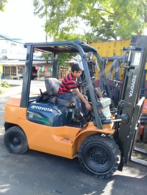 +++ ขายโฟล์คลิฟท์ TOYOTA 7FD25 ขนาด 2.5 ตัน เครื่องยนต์ดีเซล เสา 3 เมตร เกียร์ธรรมดา งา 1,070 มม. ยางตันครับ +++ ขายโฟล์คลิฟท์ TOYOTA 7FD25 ขนาด 2.5 ตัน เครื่องยนต์ดีเซล เสา 3 เมตร เกียร์ธรรมดา งา 1,070 มม. ยางตันครับ