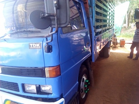 ขายหกล้ออีซูซุ หัว NPR 110 ยาว 5. เมตร รถสวยพร้อมใช้งานแอร์เย็น พวงมาลัยเพาเวอ  ระบบไฟเตือนหน้าปัดใช้ได้ทุกอย่าง ราคาคุยกันได้