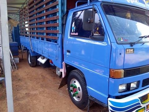 ขายหกล้ออีซูซุ หัว NPR 110 ยาว 5. เมตร รถสวยพร้อมใช้งานแอร์เย็น พวงมาลัยเพาเวอ  ระบบไฟเตือนหน้าปัดใช้ได้ทุกอย่าง ราคาคุยกันได้