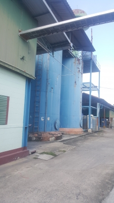 ถังใส่น้ำยาง 90,000 ลิตรกว้าง 3.8 เมตรสูง 8 เมตรหนา 8 มิลภายในสวยทาสีอีพอกซี่ไว้ใส่น้ำได้เลย 2 ใบละ 80,000 บาท