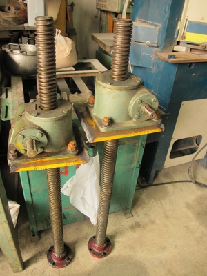 ขายSCREW JACK เกลียวปรับระดับสูงต่ำ สภาพสวยๆตัวใหญ่แข็งแรง