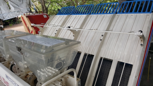 รถดำนา 4 แถว พร้อมตัวหยดปุ๋ย สวยๆๆพร้อมใช้งาน รหัสสินค้า C2 - 9