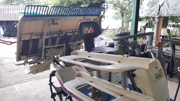 รถดำนา 4 แถว พร้อมตัวหยดปุ๋ย สวยๆๆพร้อมใช้งาน รหัสสินค้า C2 - 9