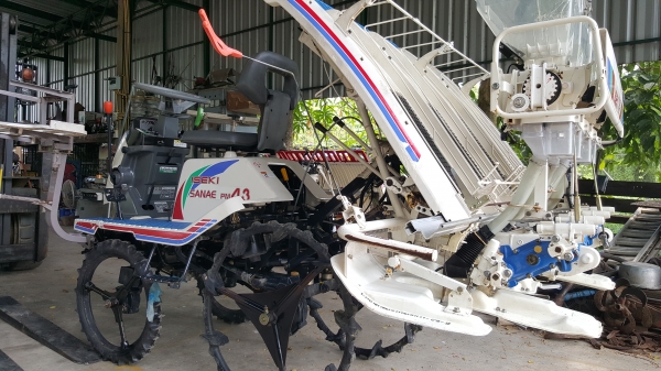 รถดำนา 4 แถว พร้อมตัวหยดปุ๋ย สวยๆๆพร้อมใช้งาน รหัสสินค้า C2 - 9