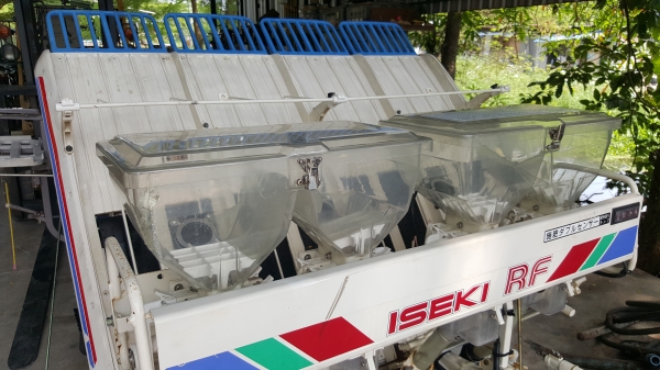 รถดำนา 4 แถว พร้อมตัวหยดปุ๋ย สวยๆๆพร้อมใช้งาน รหัสสินค้า C2 - 9