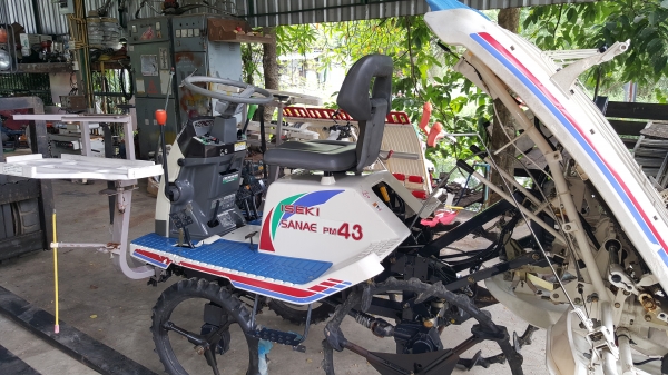 รถดำนา 4 แถว พร้อมตัวหยดปุ๋ย สวยๆๆพร้อมใช้งาน รหัสสินค้า C2 - 9