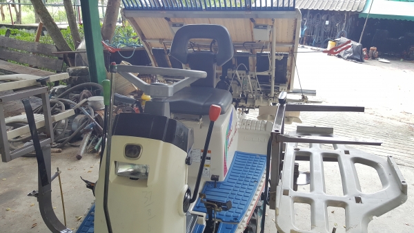 รถดำนา 4 แถว พร้อมตัวหยดปุ๋ย สวยๆๆพร้อมใช้งาน รหัสสินค้า C2 - 9