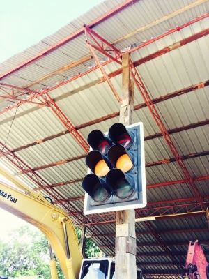 ขายครับผม ไฟจราจร,ไฟแดง เขียว เหลือง ไว้สำหรับตกแต่งร้านแนวๆหรือจะติดไว้หน้าบ้านก็เทห์ไม่ซ้ำใครแน่นอน!!!  มีทั้งรุ่นหนึ่งแถว และ สามแถว ตามรูปเลยครับ หากท่านใดสนใจติดต่อมาคุยกันได้ครับผม 095-5944474 ปอ