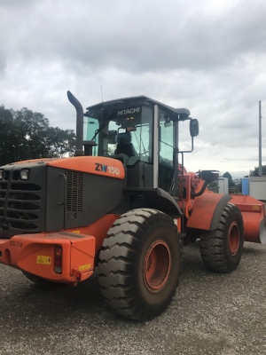 รถตักล้อยาง HITACHI สนใจติดต่อ 062-709-1747