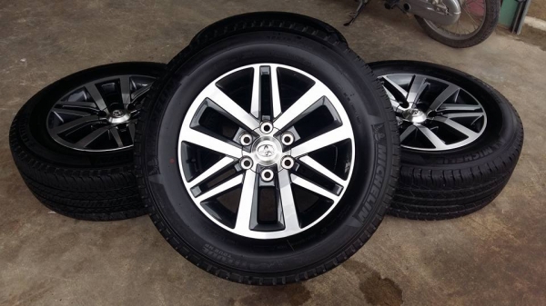 ขายล้อแม็กป้ายแดง fortuner 18" พร้อมยางปี17 สนใจติดต่อร้าน ก.เจริญการยางครับ 081-3747940