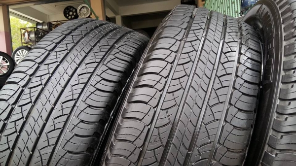 ขายล้อแม็กป้ายแดง fortuner 18" พร้อมยางปี17 สนใจติดต่อร้าน ก.เจริญการยางครับ 081-3747940