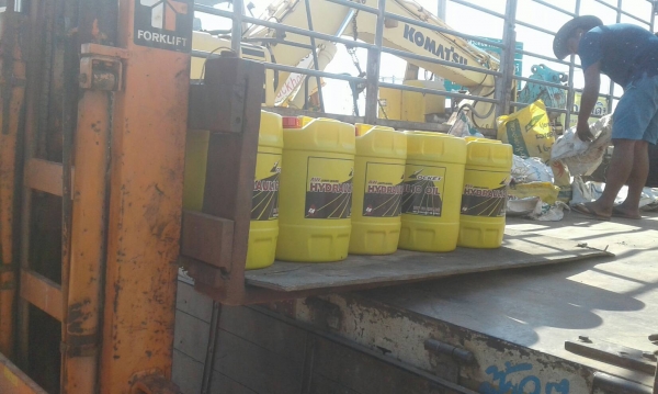 จัดส่งขึ้นรถให้ลูกค้า ไปอีก 10 ถังครับ ขอบคุณมากครับ ท่านใดสนใจ น้ำมันไฮโดรลิคราคาถูกที่สุด เพียง ถังละ 680 บาท