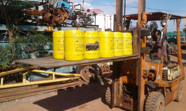 จัดส่งขึ้นรถให้ลูกค้า ไปอีก 10 ถังครับ ขอบคุณมากครับ ท่านใดสนใจ น้ำมันไฮโดรลิคราคาถูกที่สุด เพียง ถังละ 680 บาท