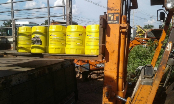 จัดส่งขึ้นรถให้ลูกค้า ไปอีก 10 ถังครับ ขอบคุณมากครับ ท่านใดสนใจ น้ำมันไฮโดรลิคราคาถูกที่สุด เพียง ถังละ 680 บาท