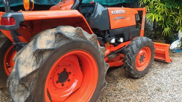 ขายรถไถ KUBOTA L3408 DI พร้อมดันหน้าเครื่องดี เกียร์ดี ไฮดี ซีลหน้า+หลังใหม่ เปลี่ยนถ่ายของเหลวทั้งคัน พร้อมใช้งาน ราคา 210,000 ราคาต่อรองได้ สนใจโทรคุยกันก่อนได้ครับ มีรถขนส่งบริการทั่วไทย ร้านสามย่านแทรคเตอร์ อ.แกลง จ.ระยอง โทร 0818618678 ,0899347475 id