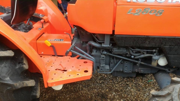 KUBOTA L2808  ราคา 155,000 ยางใหม่ 4เส้น เครื่องดี เกียร์ด ไฮดรอลิกดี สนใจโทรคุยกันก่อนได้ครับ มีรถขนส่งบริการทั่วไทย ร้านสามย่านแทรคเตอร์ อ.แกลง จ.ระยอง โทร 0818618678 ,0899347475 id line=0818618678 id line=0917315475