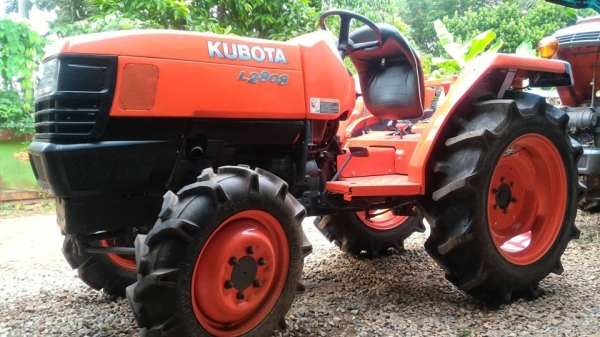 KUBOTA L2808  ราคา 155,000 ยางใหม่ 4เส้น เครื่องดี เกียร์ด ไฮดรอลิกดี สนใจโทรคุยกันก่อนได้ครับ มีรถขนส่งบริการทั่วไทย ร้านสามย่านแทรคเตอร์ อ.แกลง จ.ระยอง โทร 0818618678 ,0899347475 id line=0818618678 id line=0917315475