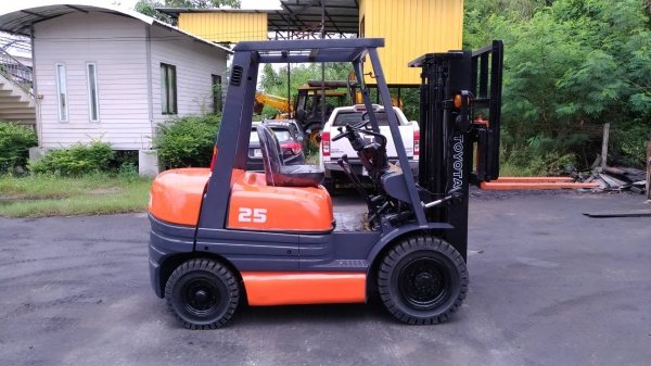 TOYOTA6FD25 ขนาด2.5ตัน เสาสูง3เมตรเข้าตู้ ไซซิฟ เกียร์ธรรมดา เครื่องยนต์ดีเซล2Z