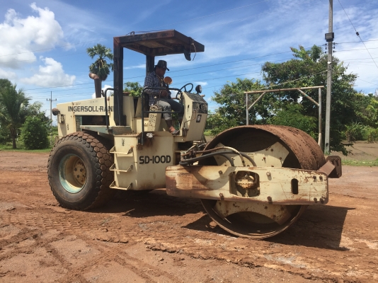 ขายรถบดสั่นสะเทือน    2 เพลา  เล่มทะเบียน SERIEL 144630