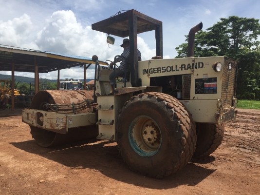 ขายรถบดสั่นสะเทือน    2 เพลา  เล่มทะเบียน SERIEL 144630