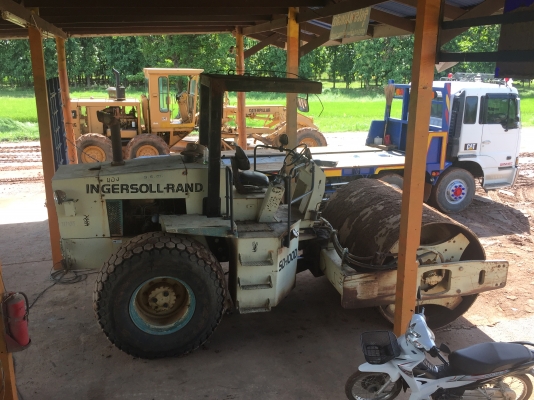 ขายรถบดสั่นสะเทือน    2 เพลา  เล่มทะเบียน SERIEL 144630