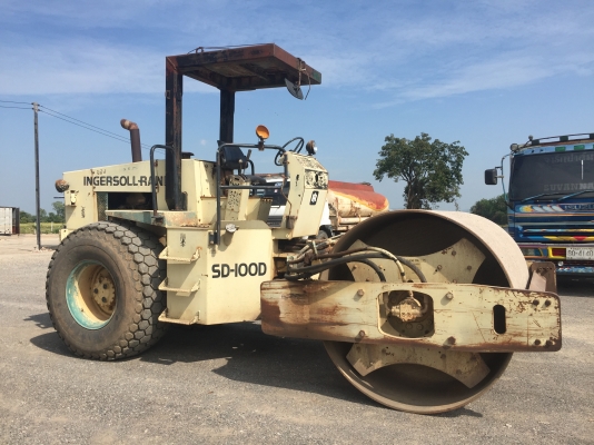 ขายรถบดสั่นสะเทือน    2 เพลา  เล่มทะเบียน SERIEL 144630