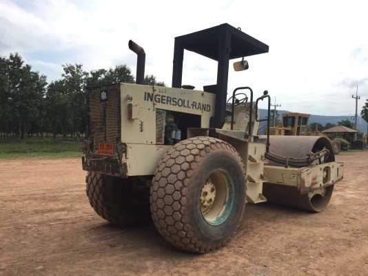 ขายรถบดสั่นสะเทือน    2 เพลา  เล่มทะเบียน SERIEL 144630